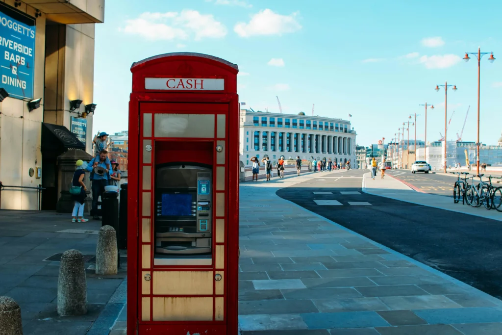 Distributeur de Livres Sterling à Londres en Angleterre