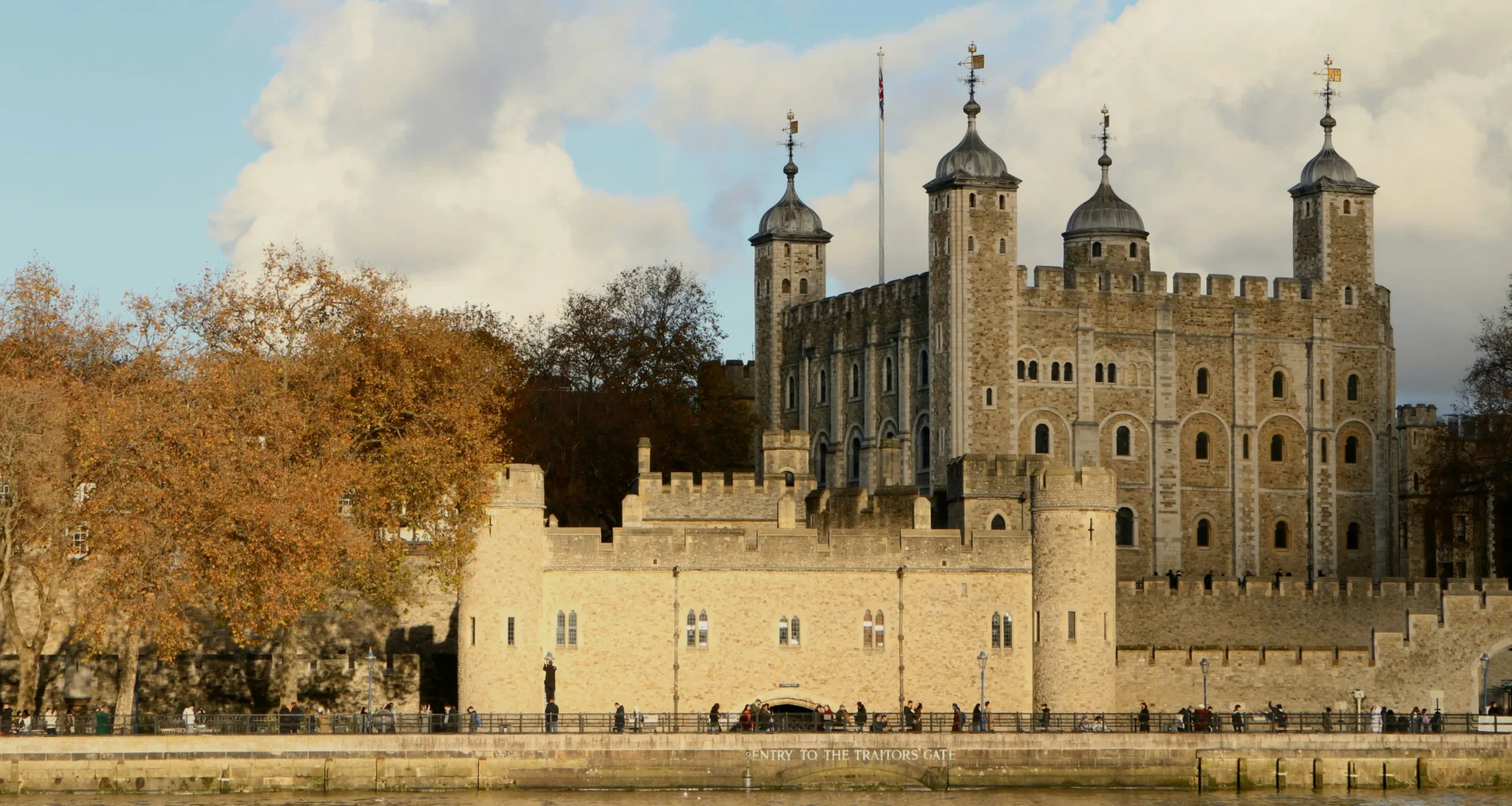 La Tour de Londres vue depuis la Tamise