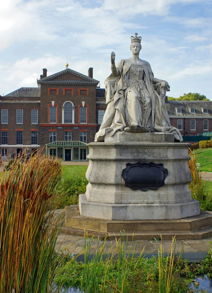 Statue de la reine Victoria dans le jardin du Palais Kensington